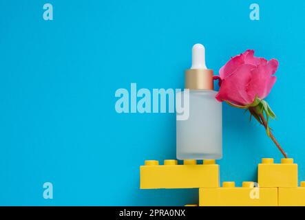 Transparente weiße Glasflasche mit einer Pipette für Kosmetika, Öle Stockfoto