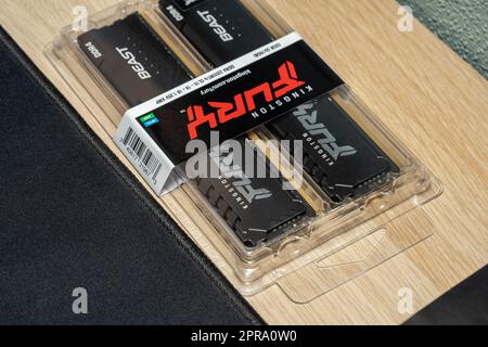 Eine Box mit brandneuen Kingston Fury Beast DDR4 3200 RAM-Sticks, Computer-Speicher-Upgrade einfaches Konzept, Niemand-Objekt-Details Produktaufnahme Desktop Stockfoto