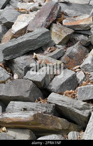 Nahaufnahme von Naturstein, der von Bauern, Designern und Architekten als Baumaterial für Innen- und Außenbereiche verwendet wird Stockfoto