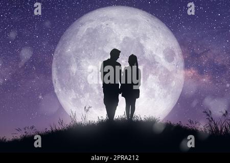 Silhouette von Paar, Liebhaber, Beziehung in der Nachtlandschaft. Stockfoto