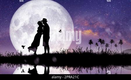 Silhouette von Paar, Liebhaber, Beziehung in der Nachtlandschaft. Stockfoto