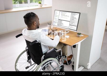 Afroamerikanischer Coder Mit Computer Am Schreibtisch Stockfoto