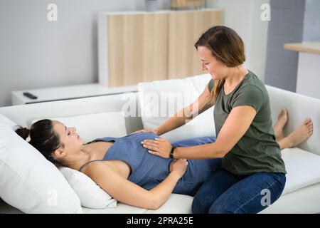 Schwangere-Massage Von Doula. Babypflege Stockfoto