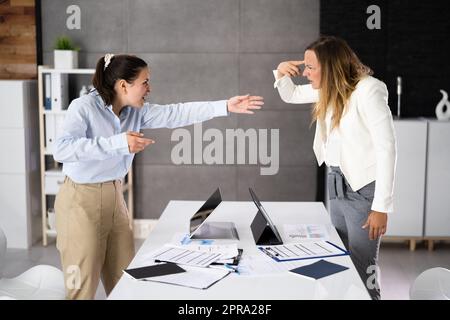 Konflikte Am Arbeitsplatz. Geschäftsfrau Kämpft Stockfoto