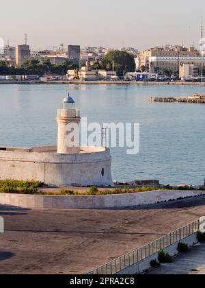 Italien, Hafen von Bari mit Leuchtturm Stockfoto