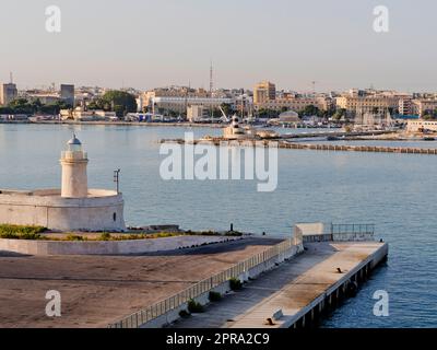 Italien, Hafen von Bari mit Leuchtturm Stockfoto