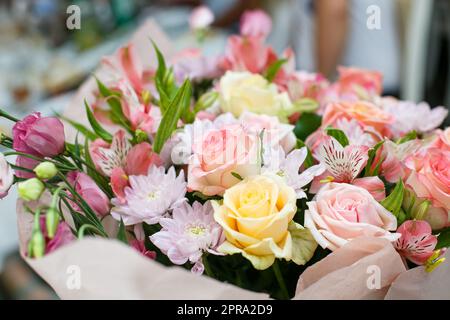 Nahaufnahme eines festlichen Blumenstraußes in Pink. Stockfoto