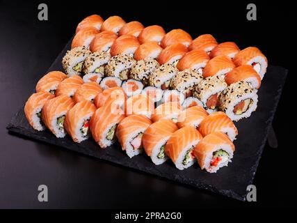 Große Sushi-Rollen, bestehend aus vielen Rollen in Kalifornien und Mackie. Stockfoto