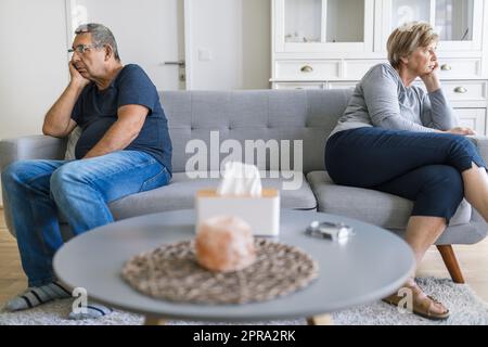Das ältere Paar zu Hause war verärgert, weil es sich gestritten hat Stockfoto