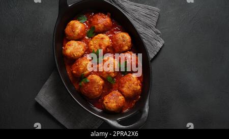 Fleischbällchen in süß-saurer Tomatensoße mit Gewürzen Stockfoto