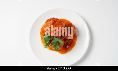 Fleischbällchen in süß-saurer Tomatensoße mit Gewürzen Stockfoto