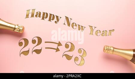 Die Worte Happy New Year mit goldenen 2023 und Champagner Stockfoto