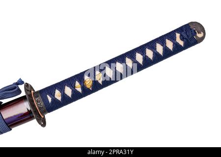 Tsuka : Griff des japanischen Schwertes von marineblauer Seidenschnur auf weißer Haut isoliert in weißem Hintergrund gewickelt. Selektiver Fokus. Stockfoto