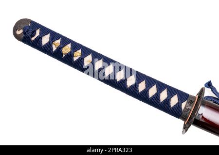 Tsuka : Griff des japanischen Schwertes von marineblauer Seidenschnur auf weißer Haut isoliert in weißem Hintergrund gewickelt. Selektiver Fokus. Stockfoto
