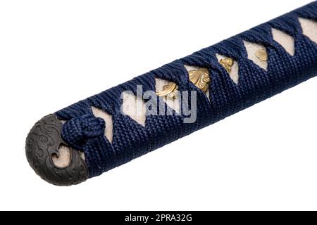 Close-up Tsuka : Griff des japanischen Schwertes von marineblauer Seidenschnur mit Goldbeschlag isoliert auf weißem Hintergrund gewickelt. Selektiver Fokus. Stockfoto