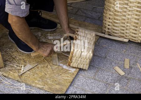 Weidenkörbe machen Stockfoto