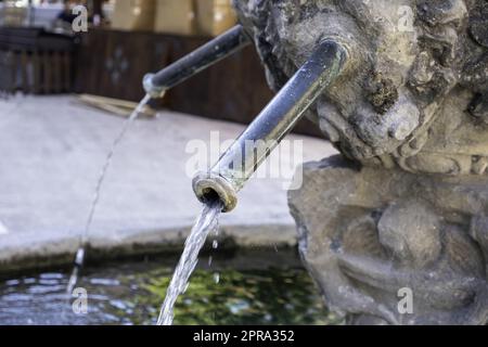 Ein alter Brunnen mit Wasser Stockfoto