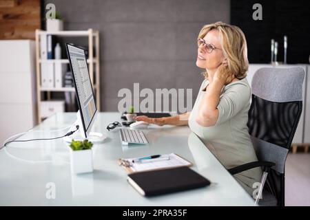 Ergonomischer Computerstuhl Schlechte Haltung Stockfoto