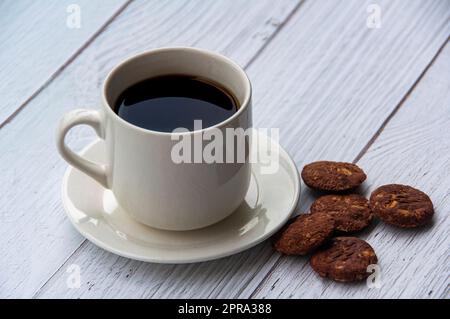 Kaffeetasse und Kekse auf Holzboden. Speicherplatz kopieren Stockfoto