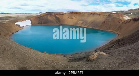 Der kristallklare tiefblaue See Krafla auf Island. Stockfoto