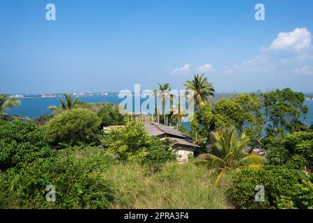 Blick von der Japanischen Frieden Pagode in Unawatuna in Richtung Galle Stockfoto