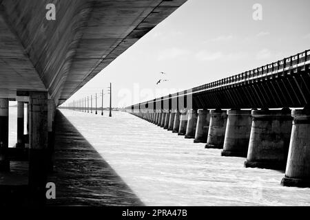 Seven Mile Bridges alt und neu in Marathon Schwarz-Weiß Blick, U. S. Route 1 in Florida Keys Stockfoto
