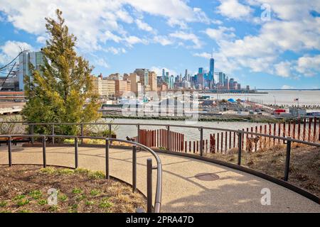 Blick auf die Skyline von New York City von Little Island Stockfoto
