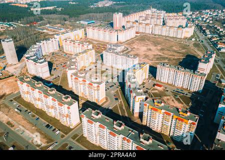 Gomel, Weißrussland. Vogelperspektive der neuen mehrstöckigen Wohnhäuser. Skyline Der Stadt Am Tag Des Sonnigen Frühlings. Immobilien, Entwicklungsindustrie Stockfoto