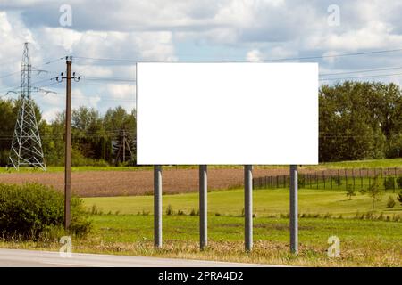 Leere weiße Plakatwände oder Straßenschilder auf der Autobahn Stockfoto