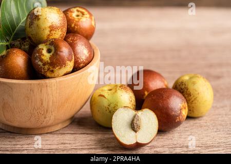 Jujube Obst oder chinesische Datteln in Holzschüssel, gesundes Essen. Stockfoto