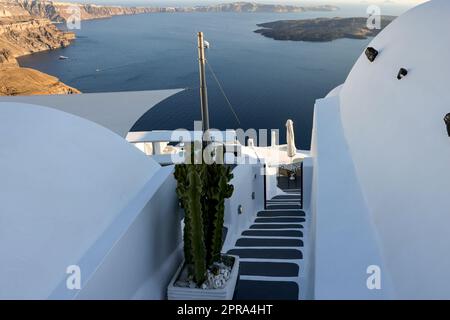 Schmale Steintreppen, ein traditionelles Stück Architektur auf der Insel Santorini. Stockfoto