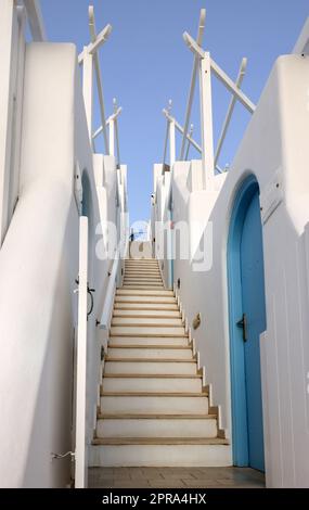 Schmale Steintreppen, ein traditionelles Stück Architektur auf der Insel Santorini. Stockfoto