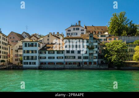 Gebäude in Zürich, Schweiz, am Ufer des Flusses Limmat Stockfoto