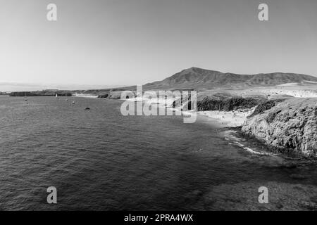 Playa de la Cera, Playa del Pozo und Playa Mujeres sind beliebte und schöne Strände auf Lanzarote, Kanarische Inseln, Spanien. Schwarz und Weiß. Stockfoto