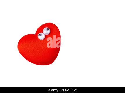 Ein einziges kleines, komisches rotes Herz mit kleinen, schwulen Augen, Objekt isoliert auf weißem Hintergrund, ausgeschnitten, niemand. Love-Symbol-Konzept, Single des Stockfoto