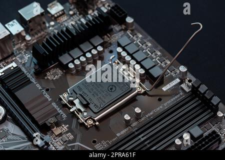 Öffnen, Anheben des Deckels des CPU-Sockels LGA 17xx 18xx Prozessor Installation Prozess, Aufbau eines PCs, Komponenten Upgrade einfaches abstraktes Konzept, niemand, o Stockfoto