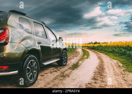 Auto Renault Duster Oder Dacia Duster Suv Im Sommer Rapsfeld Landschaft Auf Hintergrund Dramatische Himmel Stockfoto