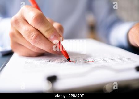 Rechtschreibfehler Und Grammatikfehler Werden Korrigiert Stockfoto