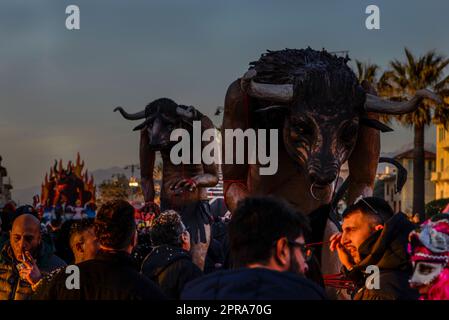 Ein Moment der Eröffnungszeremonie der Feierlichkeiten für die 150 Jahre des Karnevals von Viareggio am 4. Februar 2023 in Viareggio, Italien Stockfoto