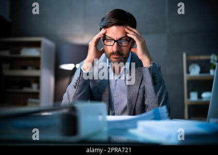 Gestresster Steuerberater Mit Kopfschmerzen Stockfoto