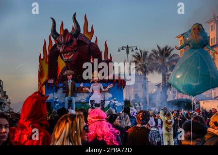 Ein Moment der Eröffnungszeremonie der Feierlichkeiten für die 150 Jahre des Karnevals von Viareggio am 4. Februar 2023 in Viareggio, Italien Stockfoto