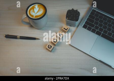 Holz Würfel Block Ziel und Stift Kaffee mit Computer-Laptop auf Tabelle top view background.Copy Raum Geschäftsidee Plan Erfolgskonzept. Stockfoto