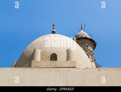 Kuppel in der Moschee von Sultan Al Nassir Qalawun mit dem Minarett El Zaher Barquq Moschee, Kairo, Ägypten Stockfoto