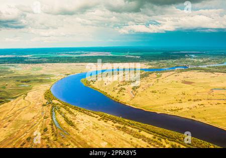 Rechytsa, Region Gomel, Belarus. Luftaufnahme Des Dnieper River. Himmel Über Green Meadow Und River Landscape. Blick Von Oben Auf Die Europäische Natur Von High Attitude Im Sommer. Vogelperspektive Stockfoto