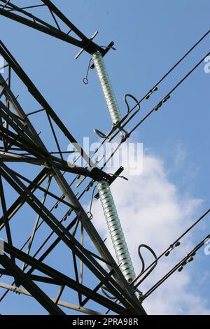 Elektrischer Pylon und Kabel in Nahaufnahme Stockfoto