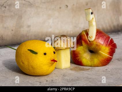 Tierförmige Dekorationen aus Obst und Gemüse Stockfoto