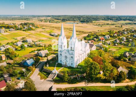 Slobodka, Braslaw District, Witebsk Voblast, Weißrussland. Luftaufnahme Des Dorfes Slobodka. Kirche der göttlichen Vorsehung Stockfoto