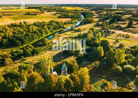 Martinovo, Bezirk Beshenkovichsky, Region Witebsk, Belarus. Skyline Der Dorfstadt Am Sonnigen Herbstabend. Vogelperspektive der Kirche der Fürsprache des Heiligen Theotokos. Das Historische Wahrzeichen Aus Der Vogelperspektive Am Sonnigen Herbstabend Stockfoto