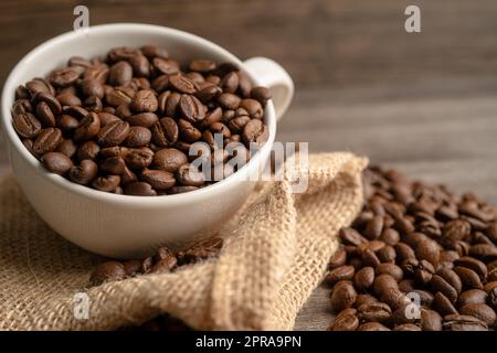 Kaffeebohne in der Tasse, Import Export Handel. Stockfoto