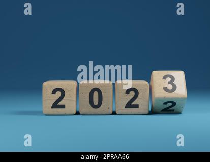 Holzwürfel mit den Jahreszahlen 2022 und 2023, Neujahrskonzept Stockfoto